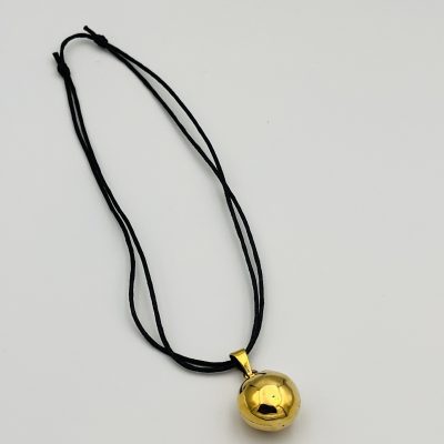 Gold pendant strung necklace