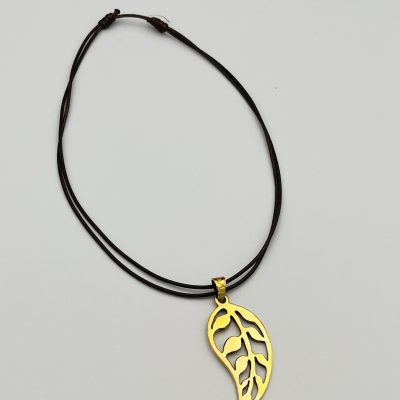 Leaf pendant necklace